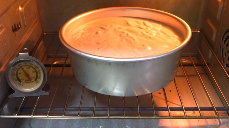 芝麻核桃蛋糕,烤箱预热至150度，烤制40分钟，烤完立即倒扣放凉，三小时后再脱模。