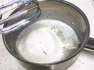 芝麻核桃蛋糕,过筛低筋粉。