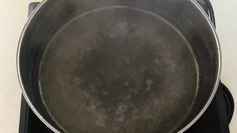 10分钟快手菜  凉拌麻酱豇豆,锅里加入冷水烧开