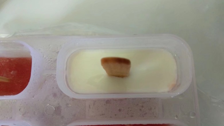西瓜冰棒,倒入少量酸奶，不要倒满，预留出猕猴桃汁的空间。放入冰箱冷冻至彻底冻硬。