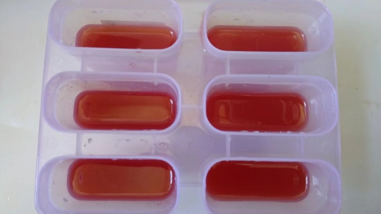 西瓜冰棒,将西瓜汁倒入冰棒模具6分满，预留<a style='color:red;display:inline-block;' href='/shicai/ 885'>酸奶</a>和猕猴桃汁空间。