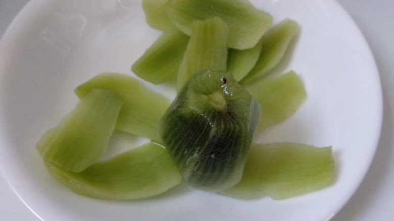 西瓜冰棒,将猕猴桃去皮切出不带籽的果肉。
