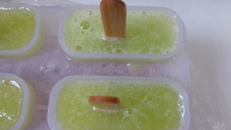 西瓜冰棒,倒入猕猴桃汁放入冰箱冷冻至冰棒冻硬。