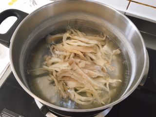 韩式泡菜锅,烧一锅热水，将蘑菇过水焯一下