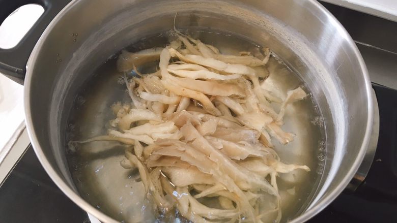 韩式泡菜锅,烧一锅热水，将蘑菇过水焯一下