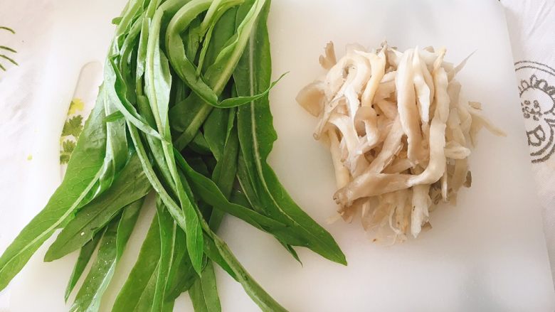 韩式泡菜锅,油麦菜洗净择开，蘑菇洗净手撕成条
