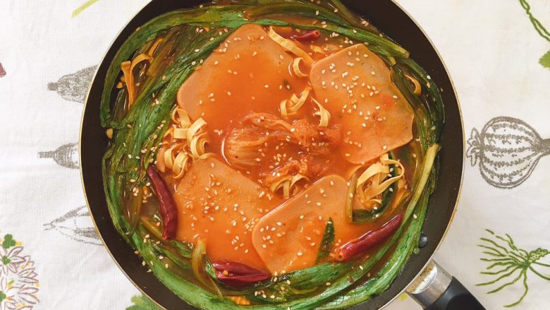韩式泡菜锅,酸辣美味的韩式泡菜锅就做好啦，超级下饭哦！