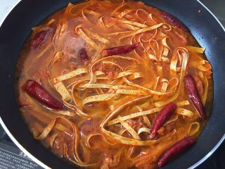 韩式泡菜锅,加水，水量要盖过食材