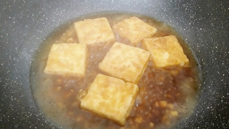 米饭杀手的家常菜~锅塌豆腐,然后倒入豆腐，放适量盐小火慢炖。