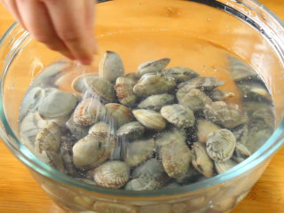 爆炒花蛤,清水没过花蛤加2勺盐 让它吐沙半小时
