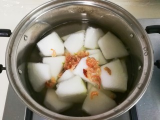 快手正餐 麻油海米冬瓜汤,放入海米和泡海米的水，放入适量热水烧开，小火将冬瓜熟透