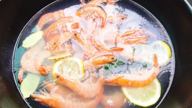 快手正餐 白灼虾,将明虾放入沸腾的汤水中，待虾变红，虾身微微蜷曲，加入适量的盐。