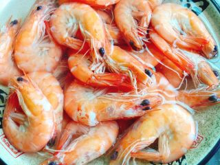 快手正餐 白灼虾,煮至虾浮起捞出，放入提前备好的冷水中，增加虾肉的弹性。