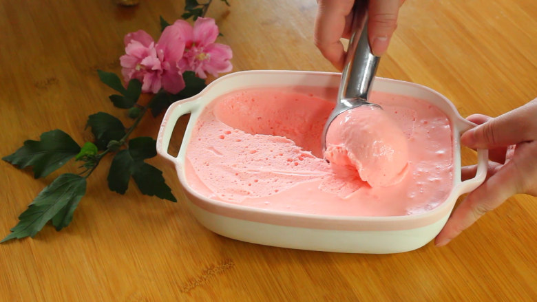 草莓味冰淇淋,冰淇淋挖出