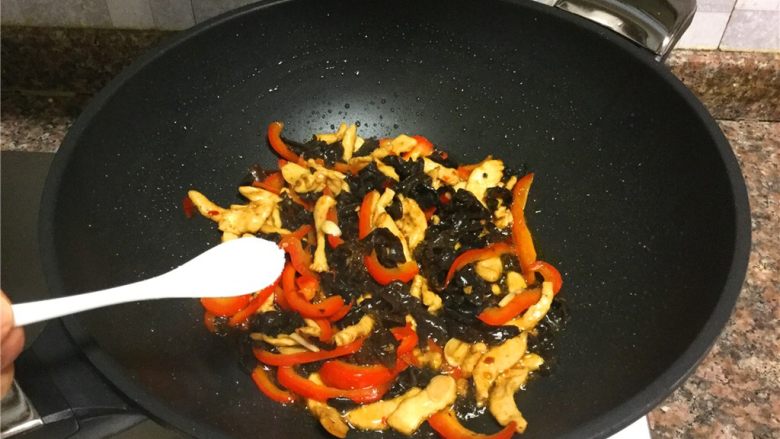 红椒木耳炒鸡丝,放入适量食盐翻炒10秒即可关火。