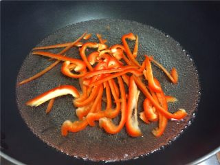 红椒木耳炒鸡丝,烧沸水将红椒焯水1分钟后捞出沥干水份。