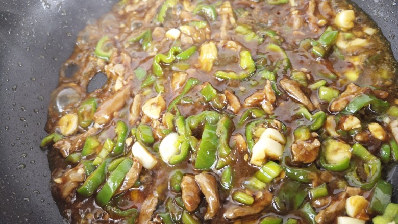青椒肉丝过水面,翻炒均匀。