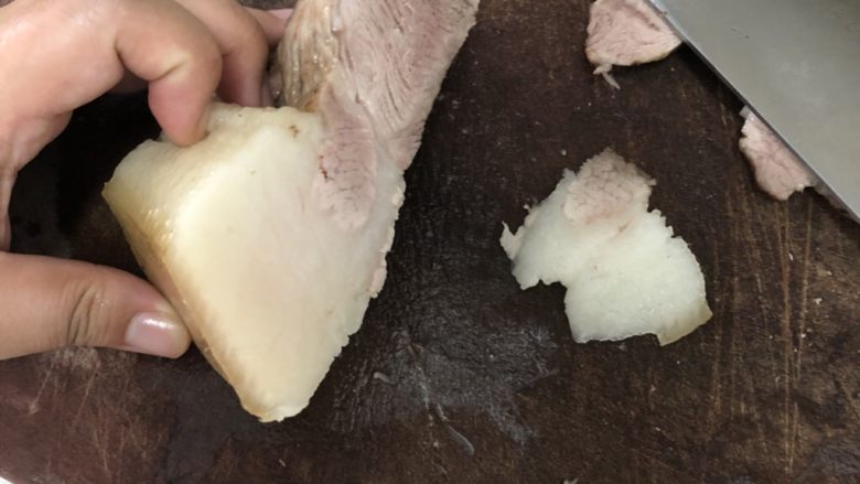 夏天这样吃：李庄白肉,煮好的白肉，放到一边凉了之后切片