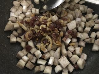 快手早餐腊肠虾米芋头糕,中小火，先将芋头炒至金黄再倒入炒好的腊肠虾米，加盐和黑胡椒粉调味。