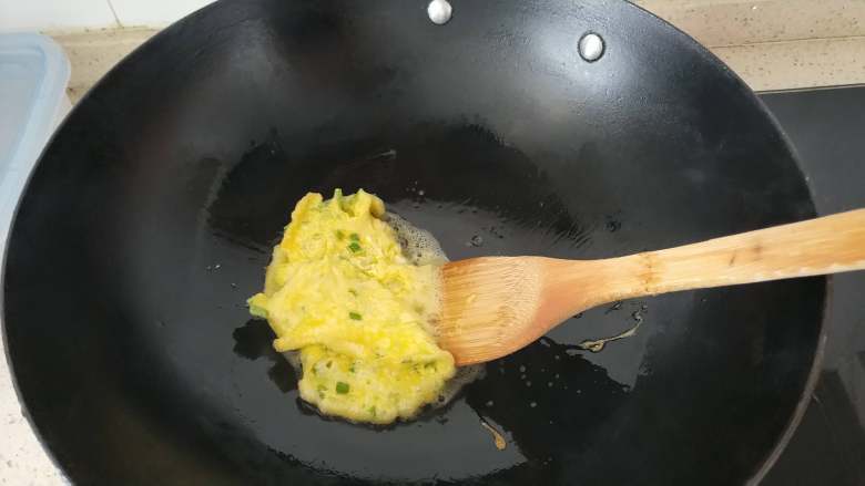 快手早餐 酱油蛋炒饭,第3步，锅里倒油热锅，倒入鸡蛋液，煎至成型即可盛出。全程建议中小火即可。