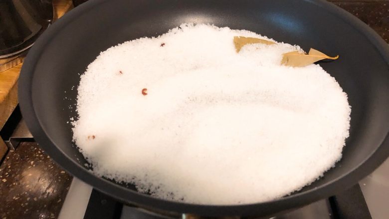 美味盐焗虾,拿出平底锅 铺一层刚才炒制的盐 