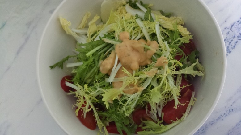 蔬菜沙拉,再加一勺<a style='color:red;display:inline-block;' href='/shicai/ 10273'>千岛酱</a>。