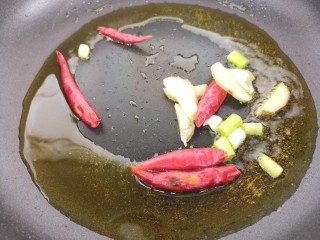 爆炒蛏子,然后锅里热油，把干辣椒还有葱姜爆香。