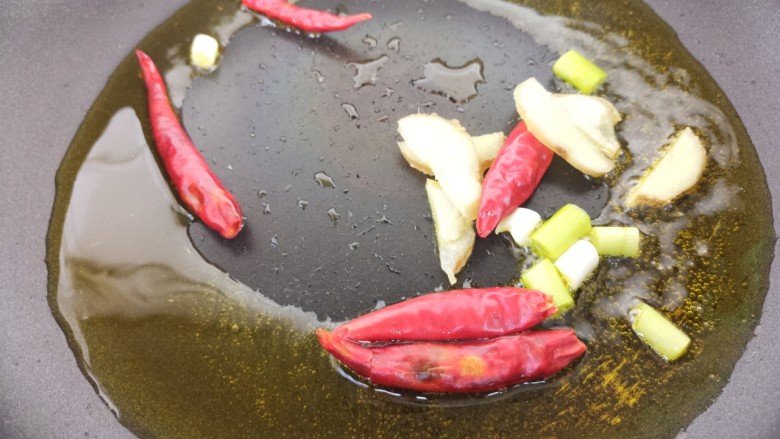爆炒蛏子,然后锅里热油，把干辣椒还有葱姜爆香。