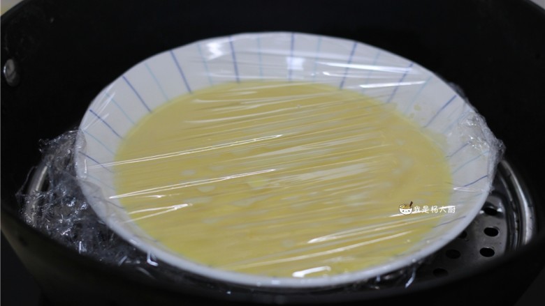肉沫蒸蛋羹,将保鲜膜覆在盘子上，用牙签在上面扎几个小孔。冷水下锅，水开后蒸3-5分钟。如果没有保鲜膜也可以在上面盖一个盘子