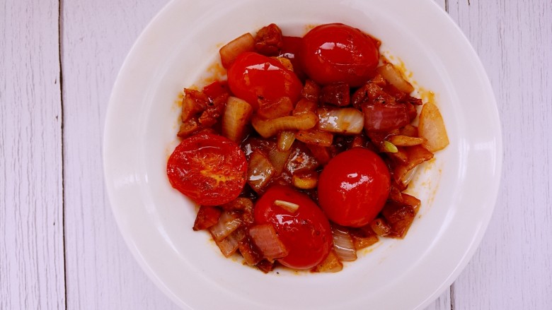 番茄香肠意面,装入盘中。