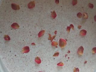 好看又好吃的营养玫瑰红米糕,撒上干玫瑰花瓣