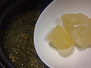 消暑佳品: 陈皮海带绿豆沙,8、倒入适量冰糖调味。