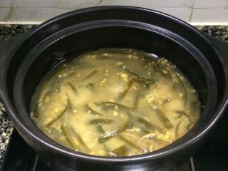 消暑佳品: 陈皮海带绿豆沙,7、将煮好的绿豆汤转倒入砂锅中，大火烧开。