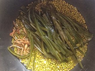 消暑佳品: 陈皮海带绿豆沙,4、将陈皮丝、海带丝、绿豆一同放入煲内。