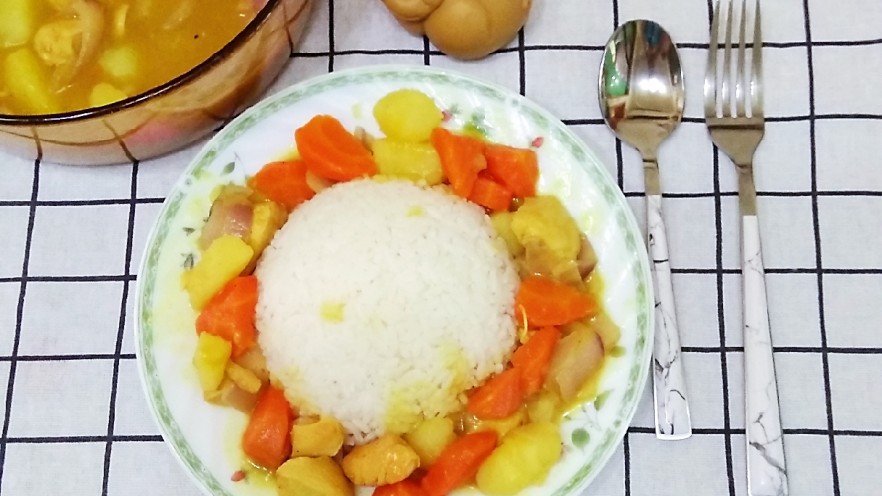 咖喱鸡肉炖土豆