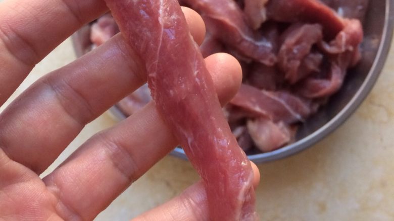 原味猪肉干 干香有嚼劲的小窍门,猪肉条比食指略粗。

太细了没口感，太粗难烤干。