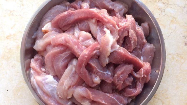 原味猪肉干 干香有嚼劲的小窍门,里脊肉切均匀细长条。