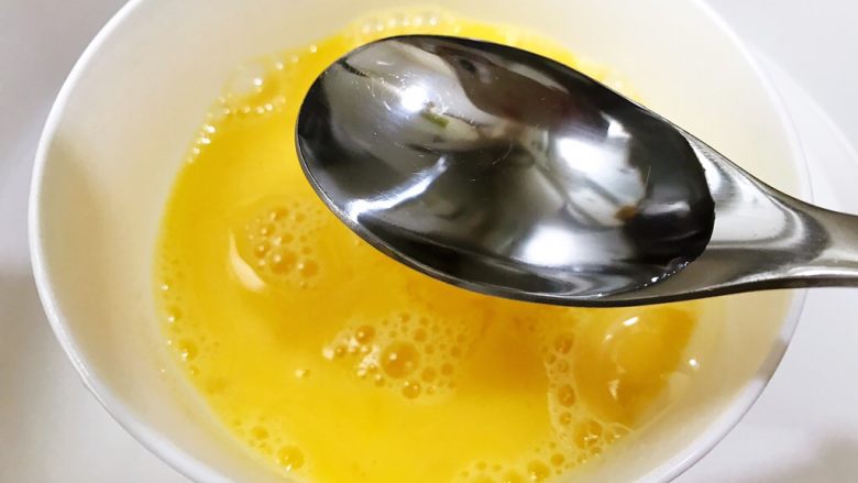快手正餐 无油美式炒蛋,加入3勺清水或者牛奶，继续用筷子打一分钟，让更多的空气进去