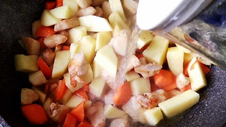 咖喱鸡肉炖土豆,倒入适量开水，水漫过土豆即可