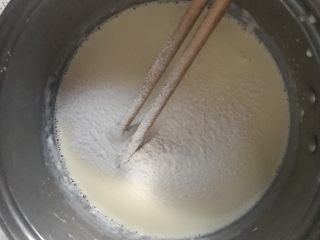 蓝莓蛋挞,继续把低面粉筛入，搅拌均匀。