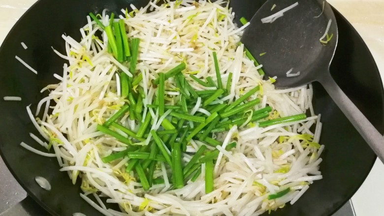 快手正餐   韭苔绿豆芽,放入韭苔继续炒至韭苔变色