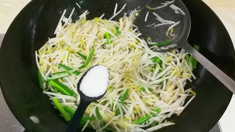 快手正餐   韭苔绿豆芽,放入一小勺盐
