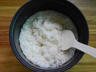 沙茶蘑菇培根饭卷,大米淘洗煮成稍为干一点的米饭