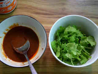 沙茶蘑菇培根饭卷,沙茶酱、番茄酱、酱油加在小碗里调匀待用；香菜切段
