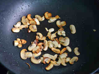 沙茶蘑菇培根饭卷,4. 蘑菇洗净切片，放油锅里煎至金黄