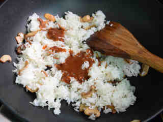 沙茶蘑菇培根饭卷, 加入米饭炒散，再倒入调好的酱汁炒均匀，关火