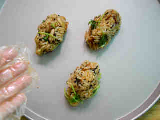 沙茶蘑菇培根饭卷,炒好的米饭用手抓成小饭团