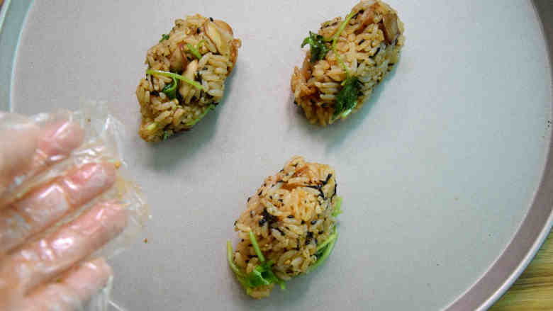沙茶蘑菇培根饭卷,炒好的米饭用手抓成小饭团