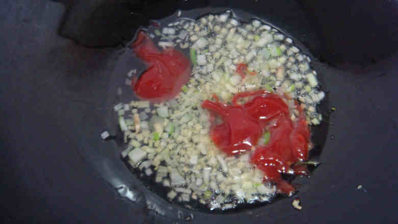潮汕沙茶牛肉丸,锅中倒入少许油：葱姜爆香。