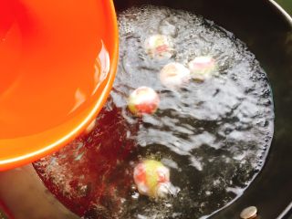 炫彩芝麻汤圆,煮开后，分两次加入冷水